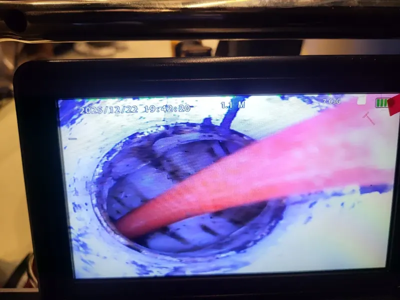 천안 서북구 스프링 장비가 관 안으로 들어간 내시경 화면