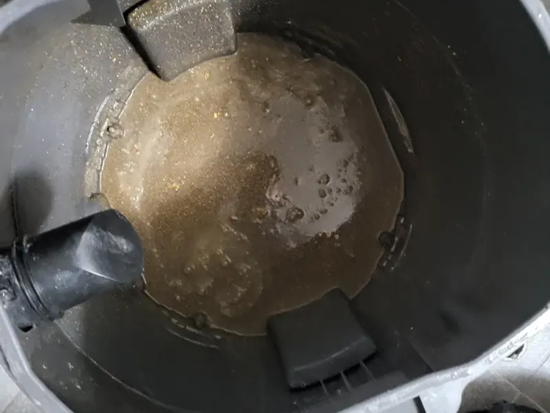 천안 서북구 석션 장비 통에 빨려 나온 오수와 찌꺼기