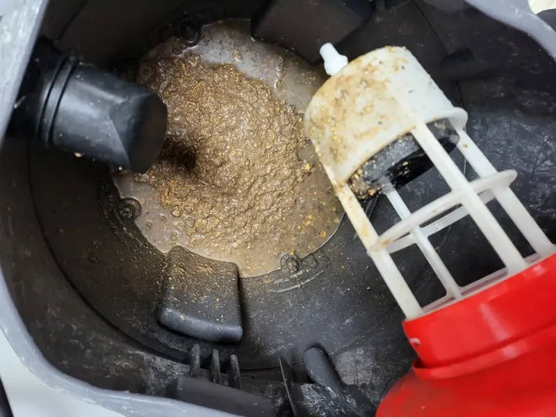천안 서북구 석션 통 안에 모인 음식물 찌꺼기